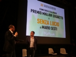 Massimilano De Carolis riceve il Premio Bizzarri al Miglior Soggetto per il doc Senza Lucio